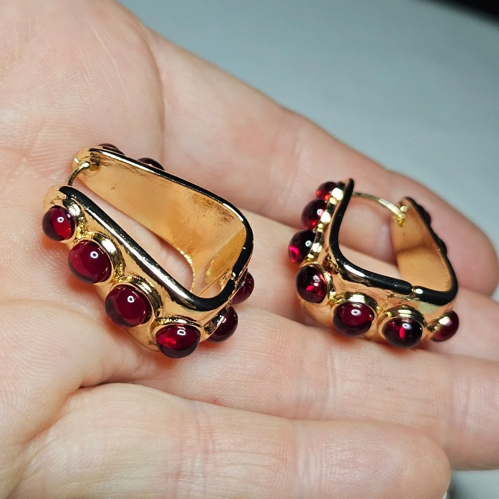 U-Shape Huggie Hoop Earrings Womens OS Red Gold Tone Cabochon Vintage